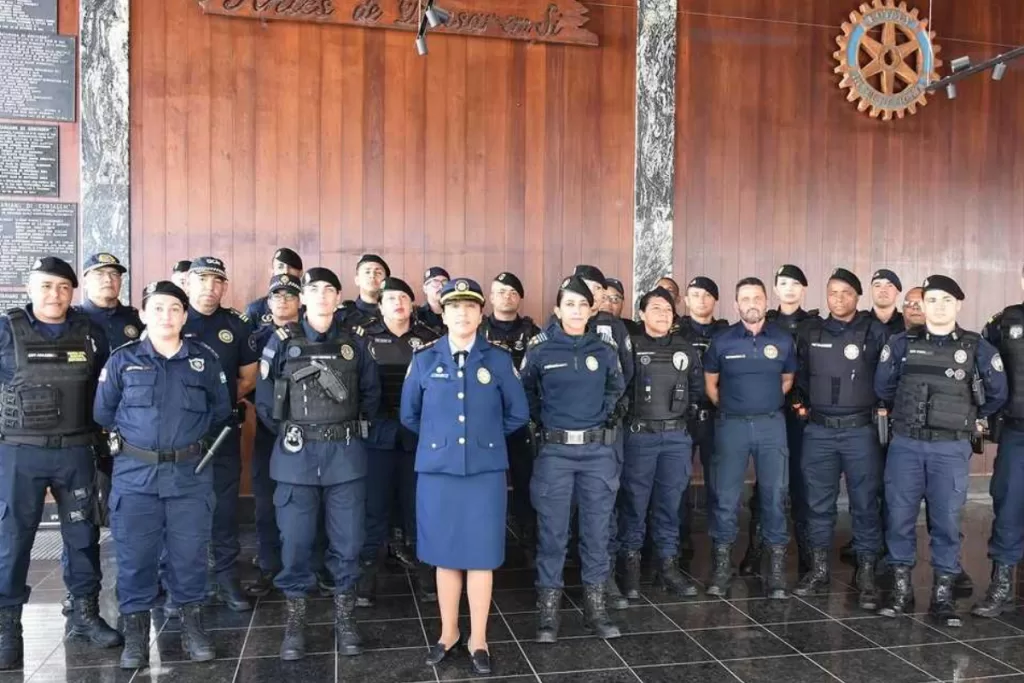 Participantes da reunião se arrumam para foto.