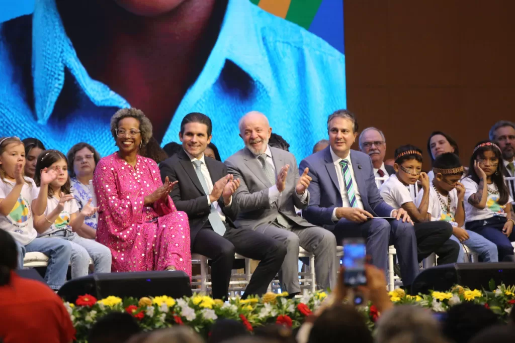 Presidente e Ministro da educação na premiação.