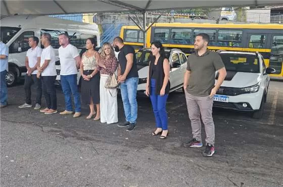 Membros da prefeitura presentes na entrega dos veículos.