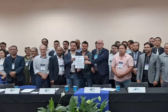 Membros reunidos para foto com o documento de não assinatura em mãos.