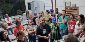 Estudantes reunidos em aula do curso de Cantaria da EOTM