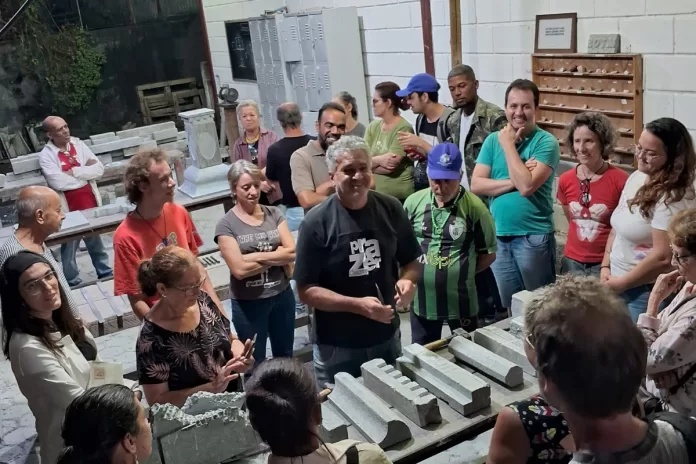 Estudantes reunidos em aula do curso de Cantaria da EOTM