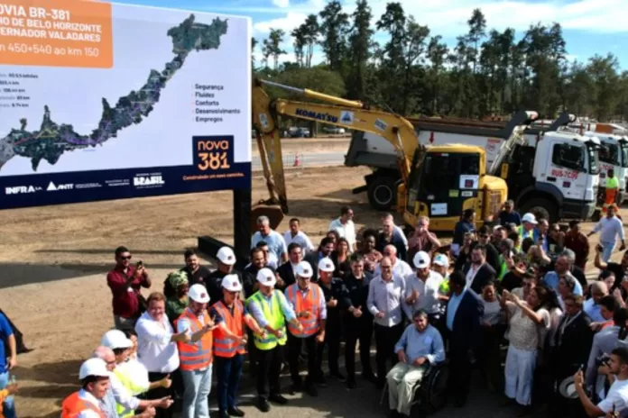 Foto das pessoas reunidas no lançamento do Plano de 100 dias.