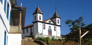 Igreja Matriz, onde ainda consta o calçamento de pedras.