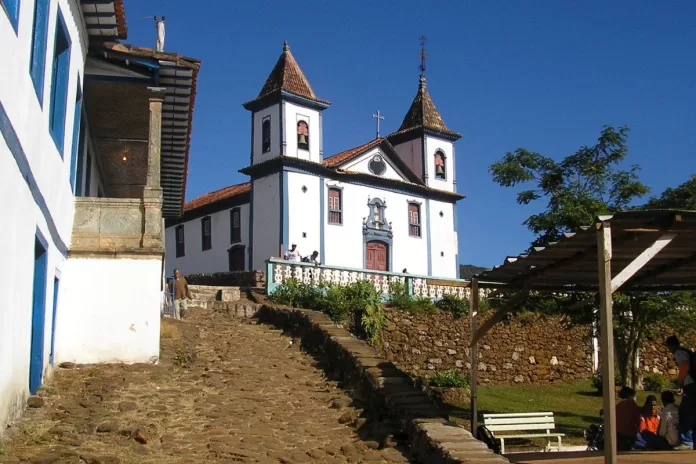 Igreja Matriz, onde ainda consta o calçamento de pedras.