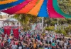 Multidão reunida em evento passado do carnaval na praça Gomes Freire em Mariana