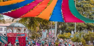 Multidão reunida em evento passado do carnaval na praça Gomes Freire em Mariana