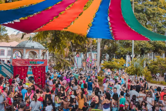 Multidão reunida em evento passado do carnaval na praça Gomes Freire em Mariana