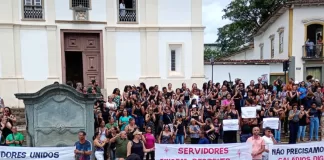 Manifestantes posam para foto em frente à Catedral da Sé.