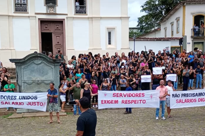 Manifestantes posam para foto em frente à Catedral da Sé.