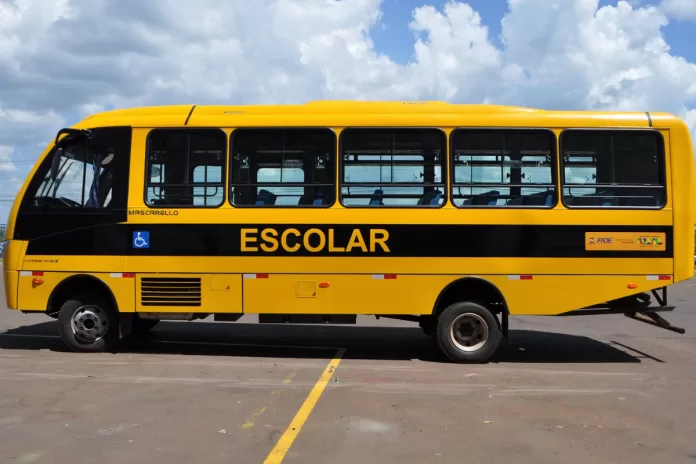 Ônibus escolar estacionado.