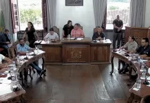 Participantes dispostos em seus lugares durante reunião ordinária.