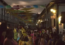 Público no Cortejo Circovolante na rua.