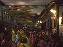 Público no Cortejo Circovolante na rua.