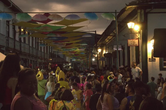 Público no Cortejo Circovolante na rua.