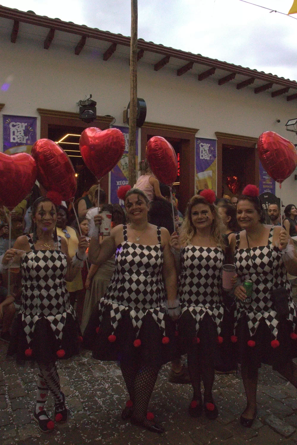 Mulheres trajadas de Arlequina para o cortejo do circovolante.