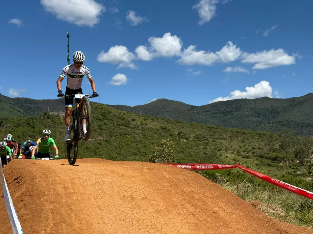 Ciclista andando em pista de cross-country em Mariana.