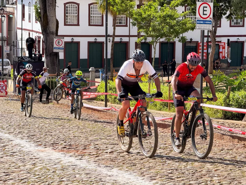 Atletas percorrendo o trajeto do Jardim em Mariana.