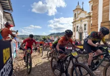 Corredores passam pela Praça Minas Gerais em competição.