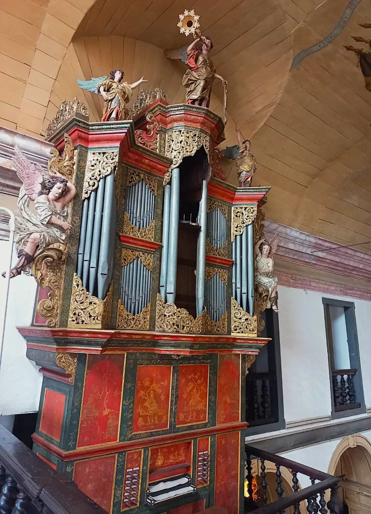 Foto do órgão que se encontra na Catedral da Sé em Mariana.