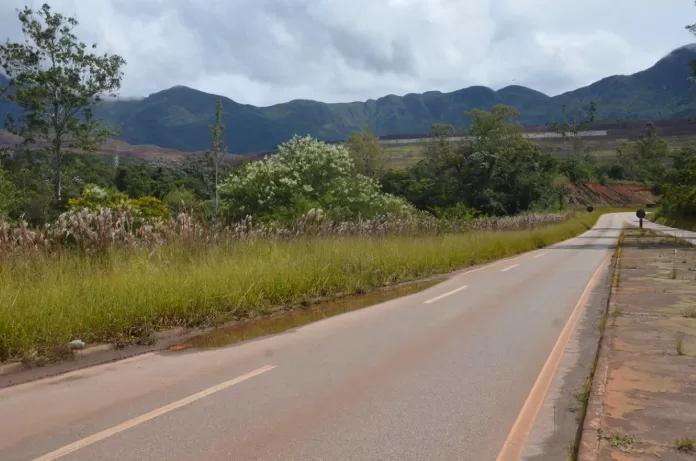 mina alegria com estrada mundo