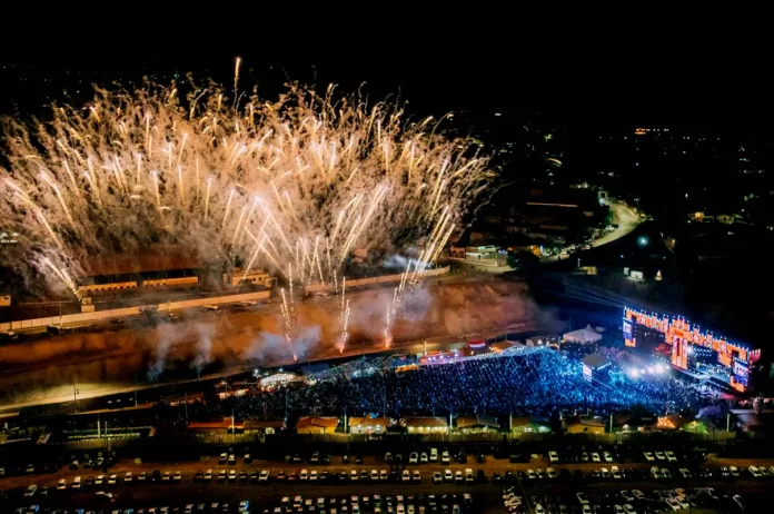 Julifest: público animado, delícias gastronômicas e Mari Fernandez marcam abertura do arraiá