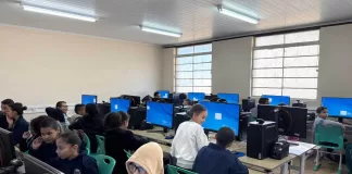Acesso à tecnologia nas escolas de Santa Bárbara com aulas de informática e robótica