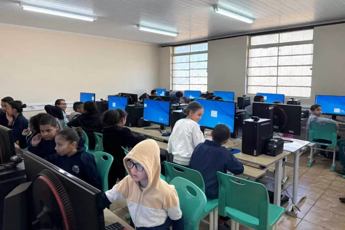 Acesso à tecnologia nas escolas de Santa Bárbara com aulas de informática e robótica