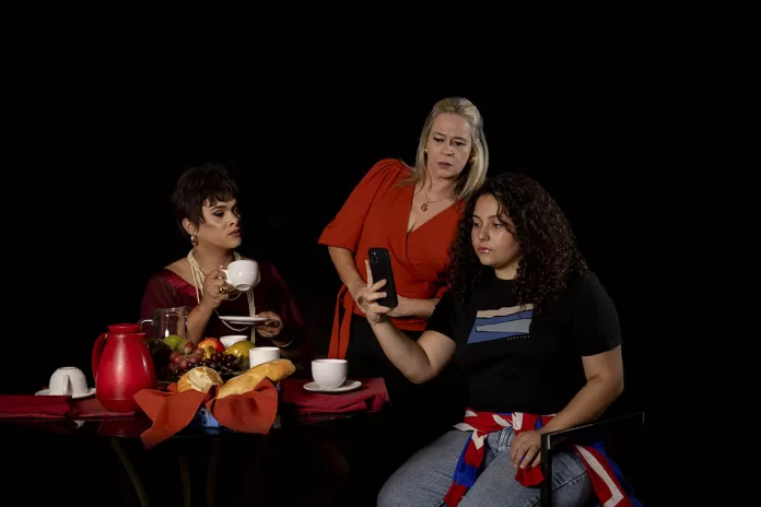 Espetáculo provoca reflexão sobre uso excessivo de tecnologia na adolescência