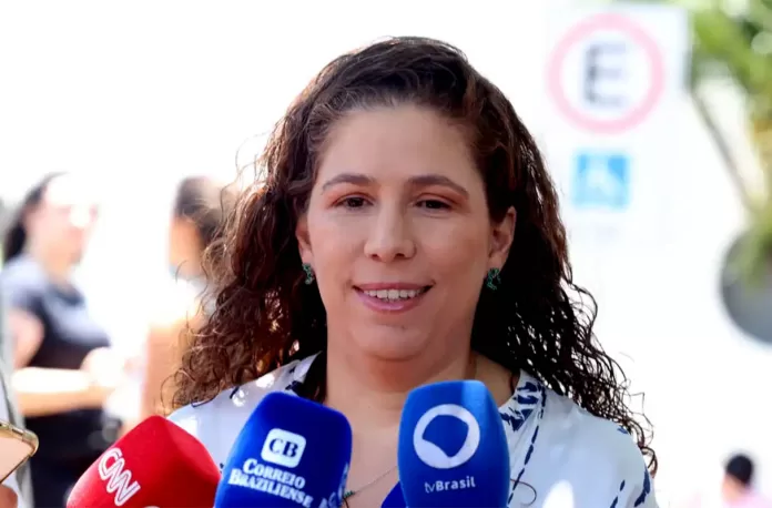 Ministra Esther Dweck aposta em queda na abstenção no CNU