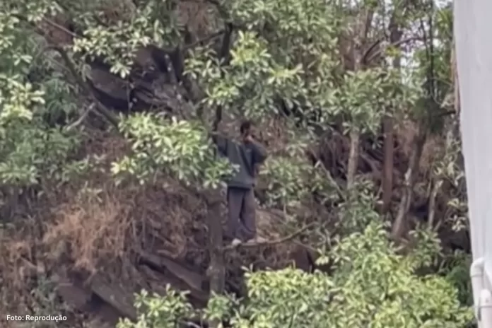 Bombeiros resgatam homem em situação de risco no Morro da Forca, em Ouro Preto
