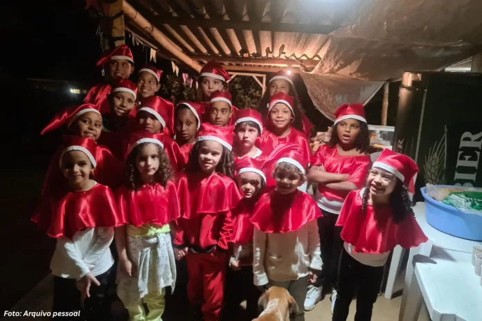 Iluminação de Natal e coral infantil marcam abertura das festividades em Santo Antônio do Leite