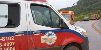 Colisão entre ambulância da UPA e carro é registrada na Serra da Santa
