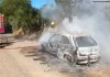 Veículo é consumido pelo fogo em estrada rural de Lafaiete