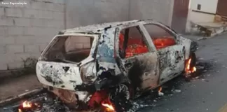 Incêndio na madrugada destrói carro no bairro Praia, em Itabirito