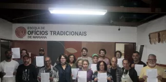 Ex-alunos da Escola de Ofícios de Mariana em obra na Gruta da Lapa