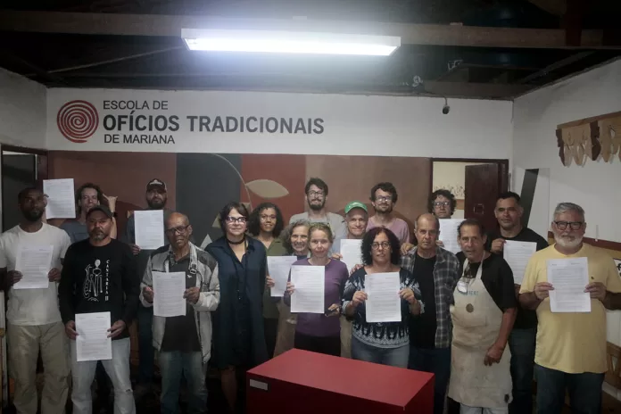 Ex-alunos da Escola de Ofícios de Mariana em obra na Gruta da Lapa