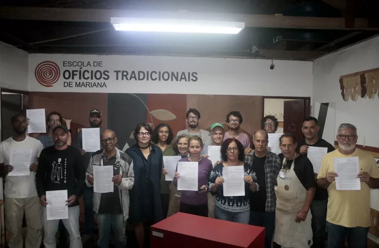 Ex-alunos da Escola de Ofícios de Mariana em obra na Gruta da Lapa