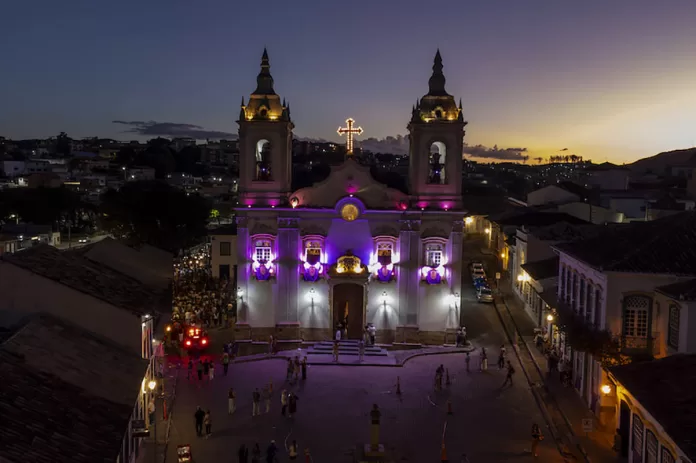 “Luzes no Patrimônio” ilumina 12 igrejas de cidades históricas de Minas