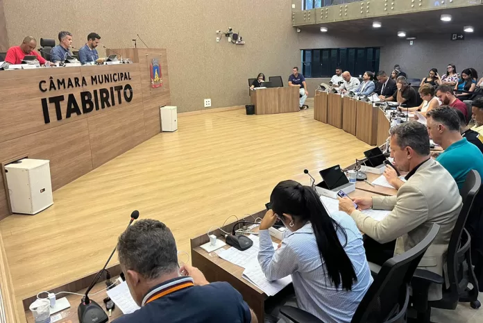 Secretária detalha Plano Local de Habitação durante reunião da Câmara de Itabirito