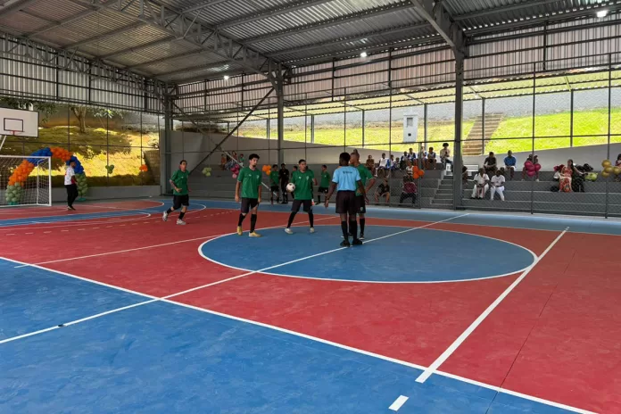 Comunidade da Barroca em Mariana recebe quadra totalmente reformada