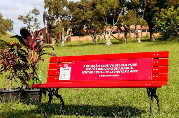 Bancos Vermelhos são instalados nos campi da UFOP como símbolo de combate à violência contra a mulher