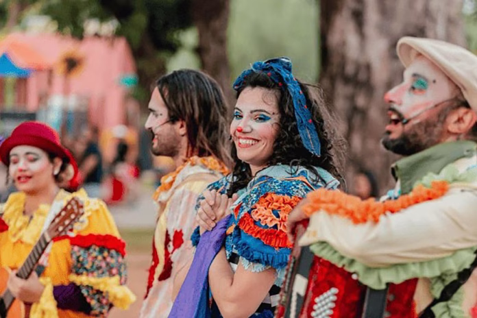 Cômica Cia de Teatro celebra 20 anos com apresentações em Mariana