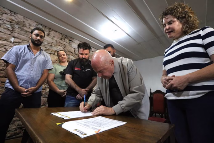 Prefeito de Ouro Preto assina Acordo Coletivo com reajuste salarial acima da inflação