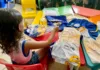 Alunos da rede municipal de educação recebem kits de uniformes