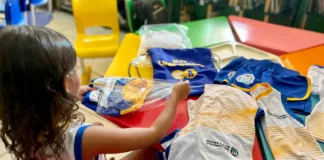 Alunos da rede municipal de educação recebem kits de uniformes