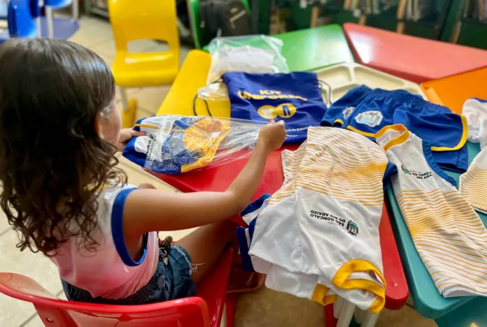 Alunos da rede municipal de educação recebem kits de uniformes