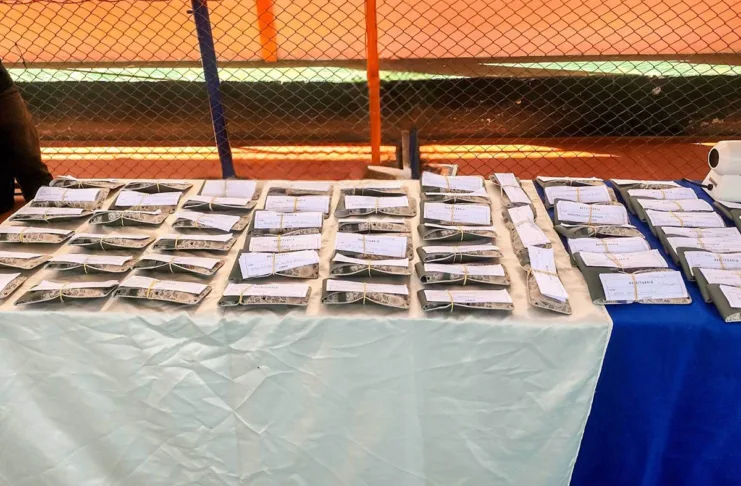 Parceria entre Prefeitura e Samarco beneficia estudantes de Brumal com entrega de óculos Parceria entre Prefeitura e Samarco beneficia estudantes de Brumal com entrega de óculos