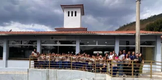 Projeto Conectando Gerações promove encontro entre alunos e idosos em ação de solidariedade