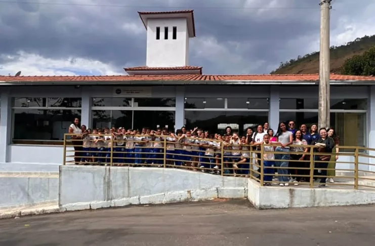 Projeto Conectando Gerações promove encontro entre alunos e idosos em ação de solidariedade Projeto Conectando Gerações promove encontro entre alunos e idosos em ação de solidariedade